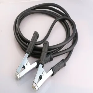 Cables de demarrage pour batterie de voiture avec fil epais et pinces metalliques robustes.