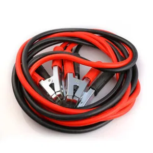 Détail de câbles de démarrage robustes, fil d'allumage de suralimentation pour secours auto.