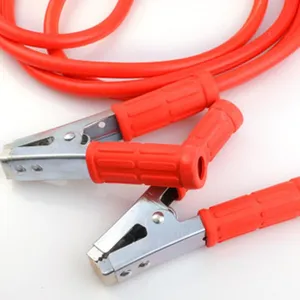 Câbles de démarrage pour voiture avec pinces rouges isolées pour secours batterie.