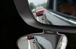 Auto dodehoekspiegel detail view met dubbel zicht en groothoek voor veiliger rijden.