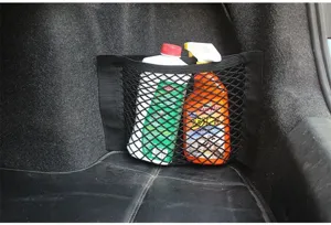 Detalle de red de almacenamiento para maletero de coche, bolsillo de malla negra para orden.