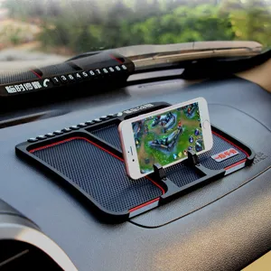 Tappetino antiscivolo auto con porta cellulare e targhetta di parcheggio. Sicuro e pratico.