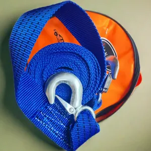 Correa de remolque azul resistente 5m 8t con ganchos metálicos para rescate de vehículos.