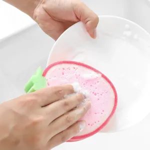 Éponge de cuisine mignonnne en forme de fraise pour la vaisselle et le nettoyage quotidien.