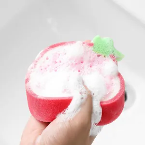 Éponge de nettoyage de cuisine en forme de fraise avec mousse riche pour laver la vaisselle.