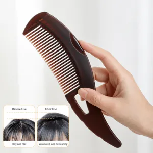 Ergonomische Kopfmassage-Haarbürste aus braunem Kunststoff für sanfte Pflege und tägliches Styling.