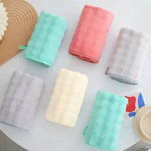 Dikke bubbel fleece zachte gezicht handdoek en sneldrogende koraal fleece badhanddoek set.
