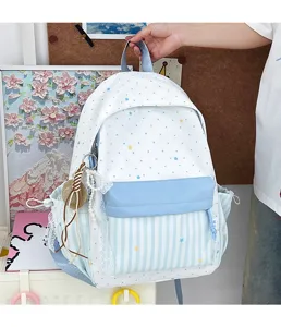 Detailweergave van schattige Japanse stijl studentenrugzak met sterren en mooie kantdecoratie.