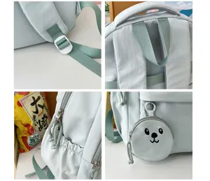 Primo piano dettagliato dello zaino scolastico in nylon azzurro con fibbia e borsa orsetto.