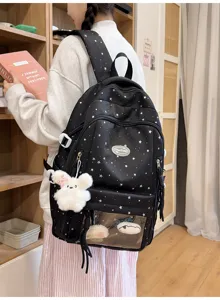 Detailansicht des japanischen schwarzen Rucksacks mit Sternen, transparenter Tasche und Plüschhase.