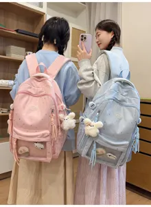 Detailansicht von niedlichen japanischen Rucksäcken mit Sternen und transparenter Tasche getragen.