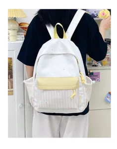 Gedetailleerd overzicht van de schattige Japanse schoolrugzak met sterren en contrastzak.