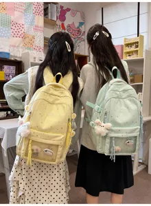 Detailansicht des niedlichen japanischen Rucksacks mit Sternenmuster und transparenter Tasche.