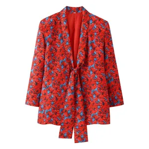 Λεπτομέρεια κόκκινου σακακιού blazer με floral print, μπλε λουλούδια και μπροστινό δέσιμο.