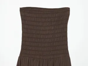 Dettaglio top tuta senza spalline smock, corsetto elastico marrone scuro, vestibilità slim.