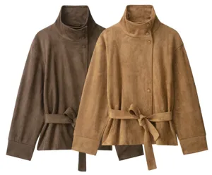 Vista detallada de elegantes chaquetas de antelina con cuello alzado y un cinturón.