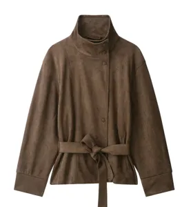 Detalle de chaqueta de ante sintético marrón, cuello alto elegante y cinturón para mujeres