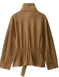 Vista detallada de chaqueta marron con cuello alto, cintura elastica y botones finos.