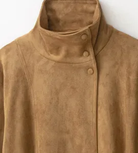 Detalle de chaqueta de mujer en ante sintetico color camello con cuello alto y botones asimetricos.