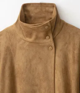 Primer plano detalle chaqueta ante mujer cuello alto cierre asimétrico botones textura vista