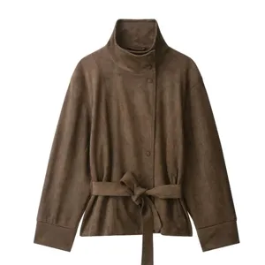 Chaqueta elegante de ante sintético marrón para mujer con cuello alto y cinturón ajustable.