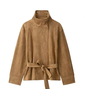 Clásica chaqueta de ante sintético camello para mujer con cuello alto y cinturón.