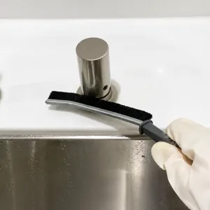 Gelegeerde mes spleetreinigingsborstel voor diepe hoeken en venstergroefstof in badkamer.