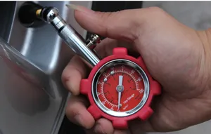 Autoreifen-Luftdruckprüfer mit Zifferblatt, präzises pneumatisches Überwachungswerkzeug für Fahrzeuge.