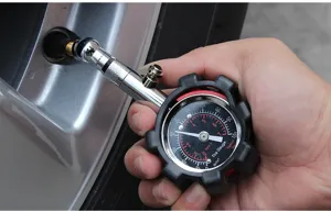 Detailansicht eines mechanischen Reifendruckprüfers mit Skala und stabiler Metallanschluss.