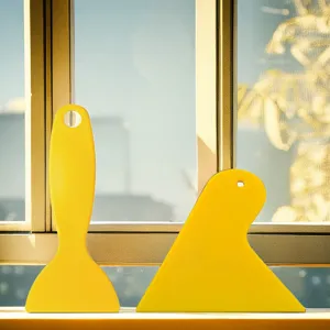 Ensemble de grattoirs jaunes deux en un pour teinter les vitres et poser les films.