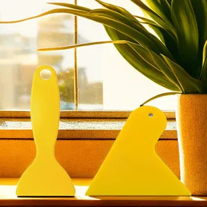 Ensemble d'outils de raclette jaune pour film de fenêtre et écran, grattoirs en plastique.