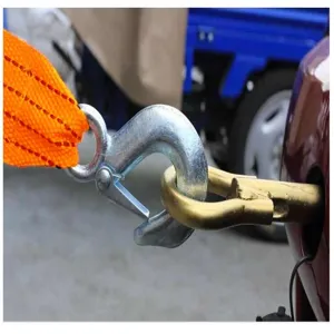 Detailopname van de metalen haak van de autotouwtouw riem, sterk nylon materiaal voor noodgevallen.