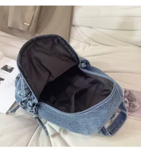 Retro gewassen denim rugzak detail met binnenzak en rits, casual dagelijks gebruik.