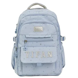 Nahaufnahme des hellblauen Studentenrucksacks mit Sternenprints und individuellem Logo.