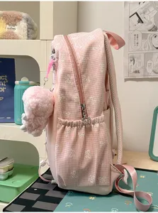Rosa Karierter Schulrucksack Detail mit süßer Schleifenstickerei, Stern-Reißverschluss und Tasche.