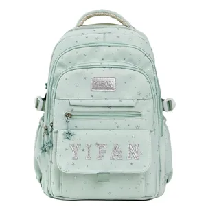 Detailansicht des mintgrünen Schülerrucksacks mit Sternenmuster und YIFAN-Buchstaben-Dekor.