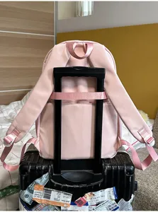Rosa süßer Karomuster Schulrucksack mit Kofferband, großer Kapazität für Alltag und Reisen.