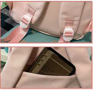 Rosa Schultasche Detail, mit verstellbaren Schultergurten und praktischer Seitentasche.