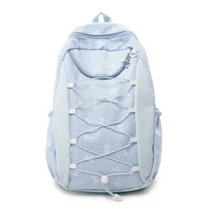 Detaillierte Ansicht des süßen hellblauen Karorucksacks mit Schleifenmuster und Kordelzug vorne.