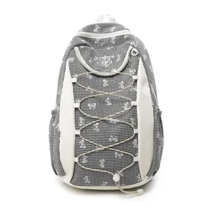 Schwarzer und weißer Karo-Rucksack mit Schleifenmuster und kontrastierenden Einsätzen für den Alltag.