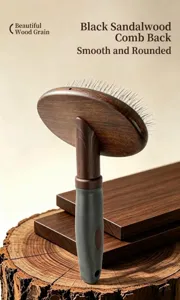 Detalle de cepillo para mascotas de madera con finas púas metálicas para peluquería.