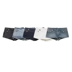 Vue détail short en jean taille basse pour femme, vêtement d'été décontracté multicolore.