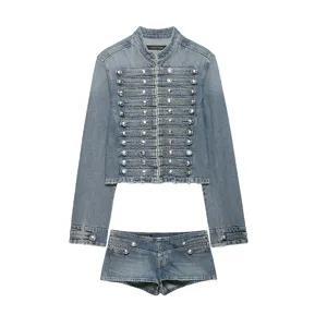 Vue détaillée de la veste en jean style militaire courte et de son short taille basse.