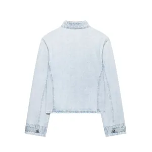 Vue arrière d'une veste en jean délavée claire avec manches longues et boutons métalliques.