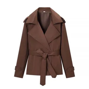 Chaqueta trench corta marrón para mujer con cinturón, diseño de solapa clásico para otoño.