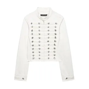 Veste en jean courte blanche style militaire avec boutons argentés et col montant.