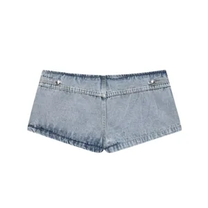 Gros plan détaillé de short en jean bleu clair, avec boutons en métal et coutures fines.