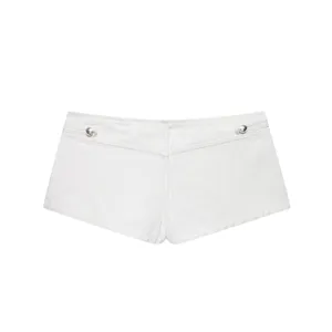 Vue de détail rapprochée d'un short en denim blanc pour femme avec boutons élégants.