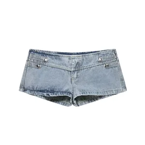 Gros plan détail de short en jean clair taille basse pour femme avec boutons en métal sur le côté.
