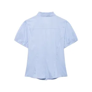 Vista posteriore di una camicia a maniche corte in popeline azzurro chiaro con collo in piedi.